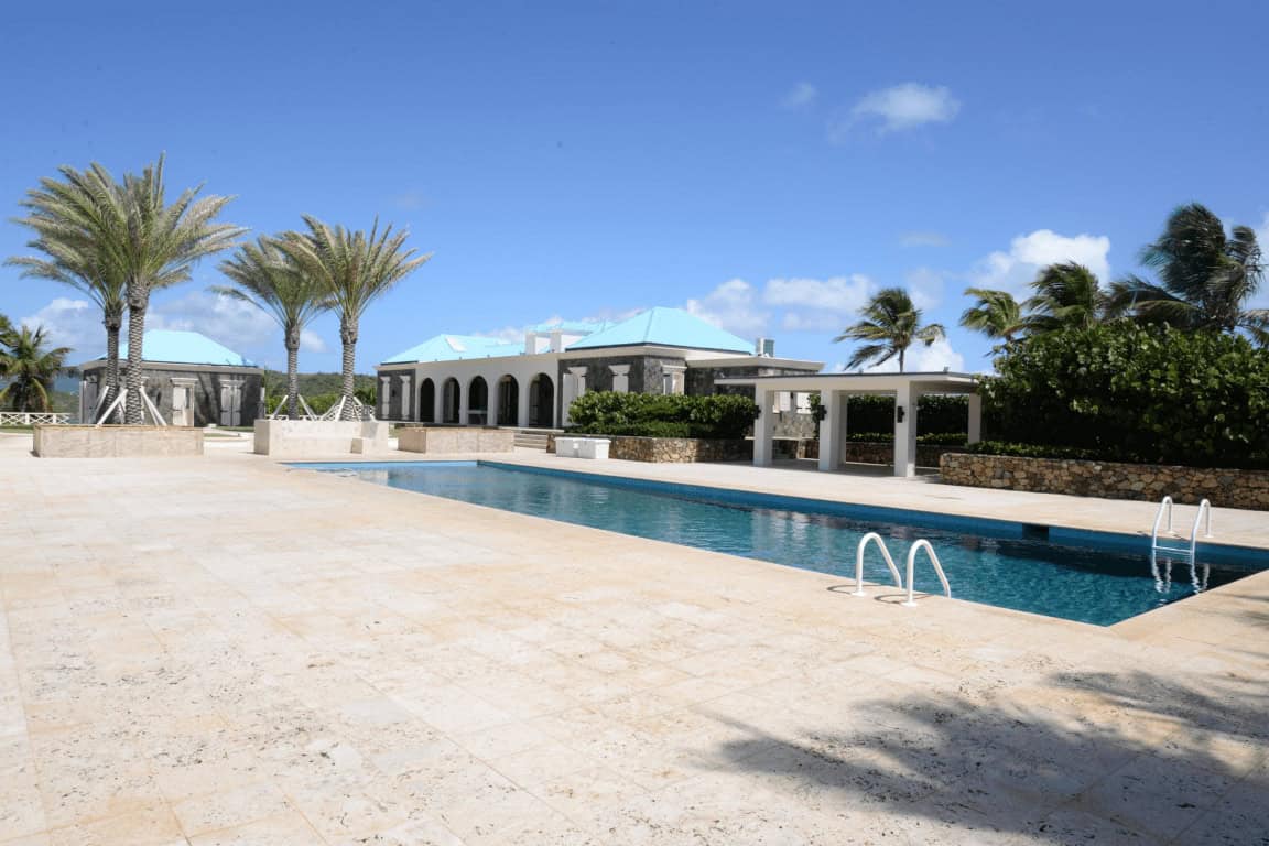 Swimming pool with automatic cover